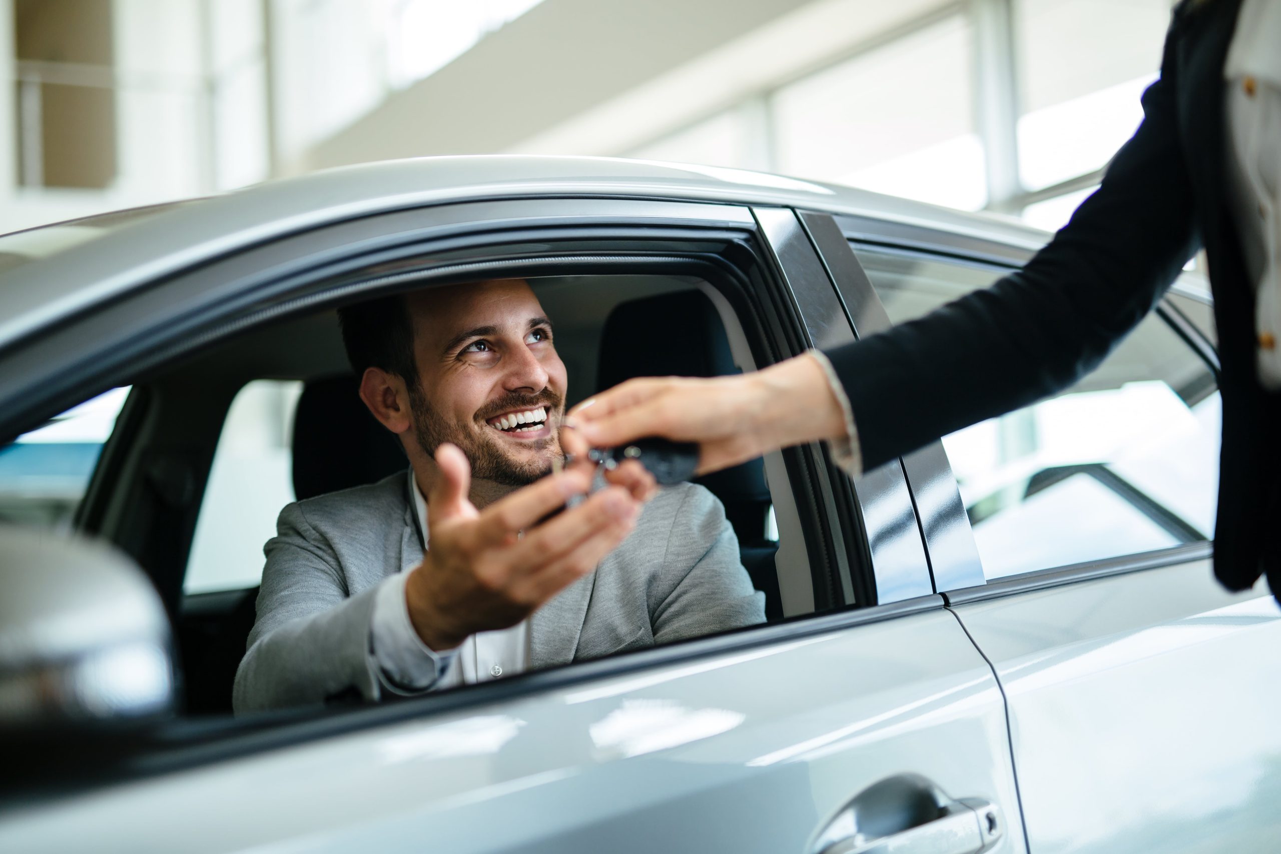 Homme qui récupère ses clés de location de voiture